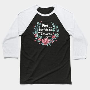 Biblico Cristiano: Dios es la fortaleza de mi corazón (texto blanco, español, con flores) Baseball T-Shirt